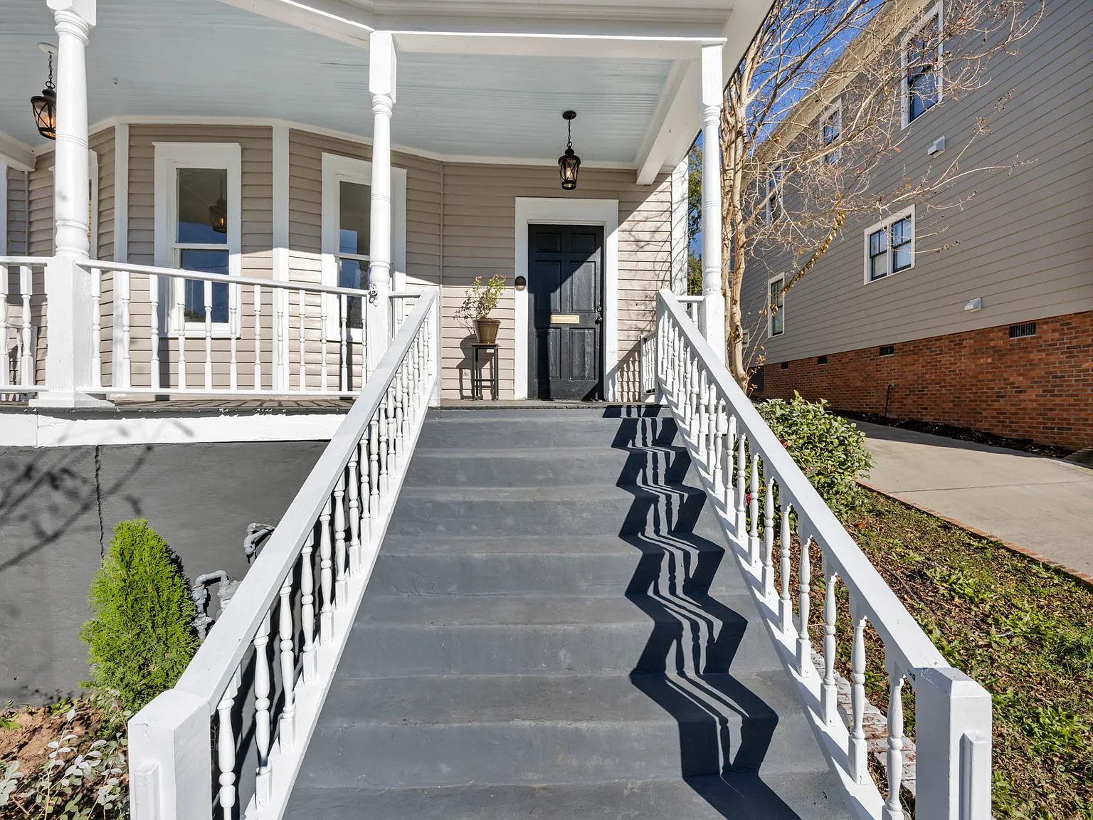 3 bed, 2400 sqft, $2,200 — Photo 2