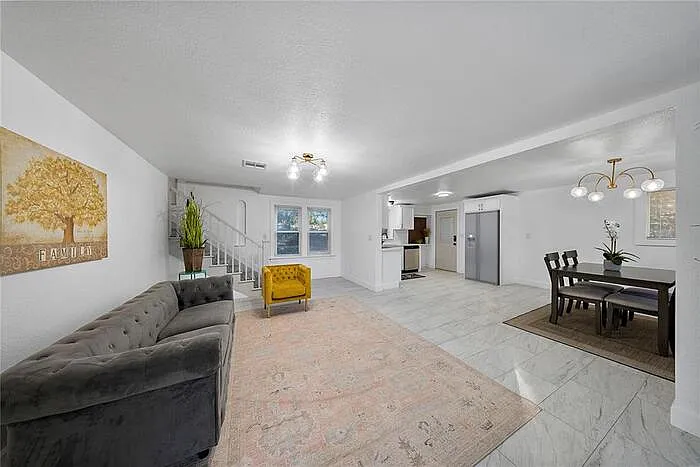 2421 NW 18th St — Photo 5