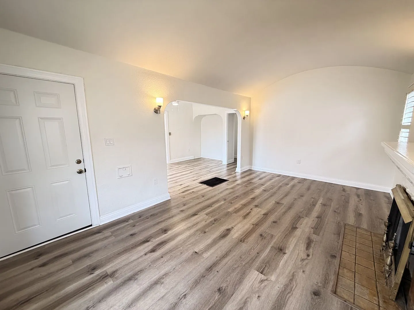 Upgraded 3BD Home | 2-Car Garage + Bonus Room | Private Backyard South LA — Photo 2