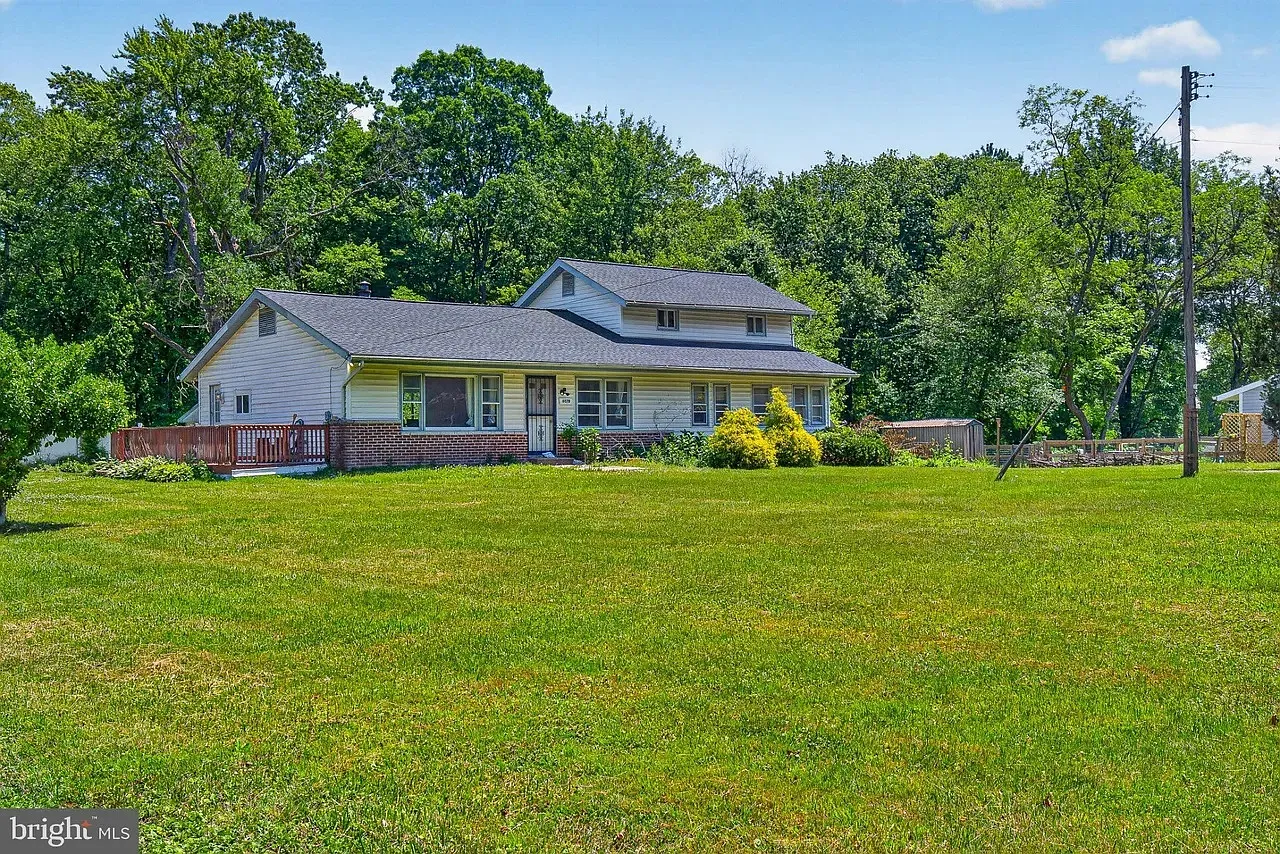 3 bed, 1.5 bath, 1910 sqft, $2,200 — Photo 1