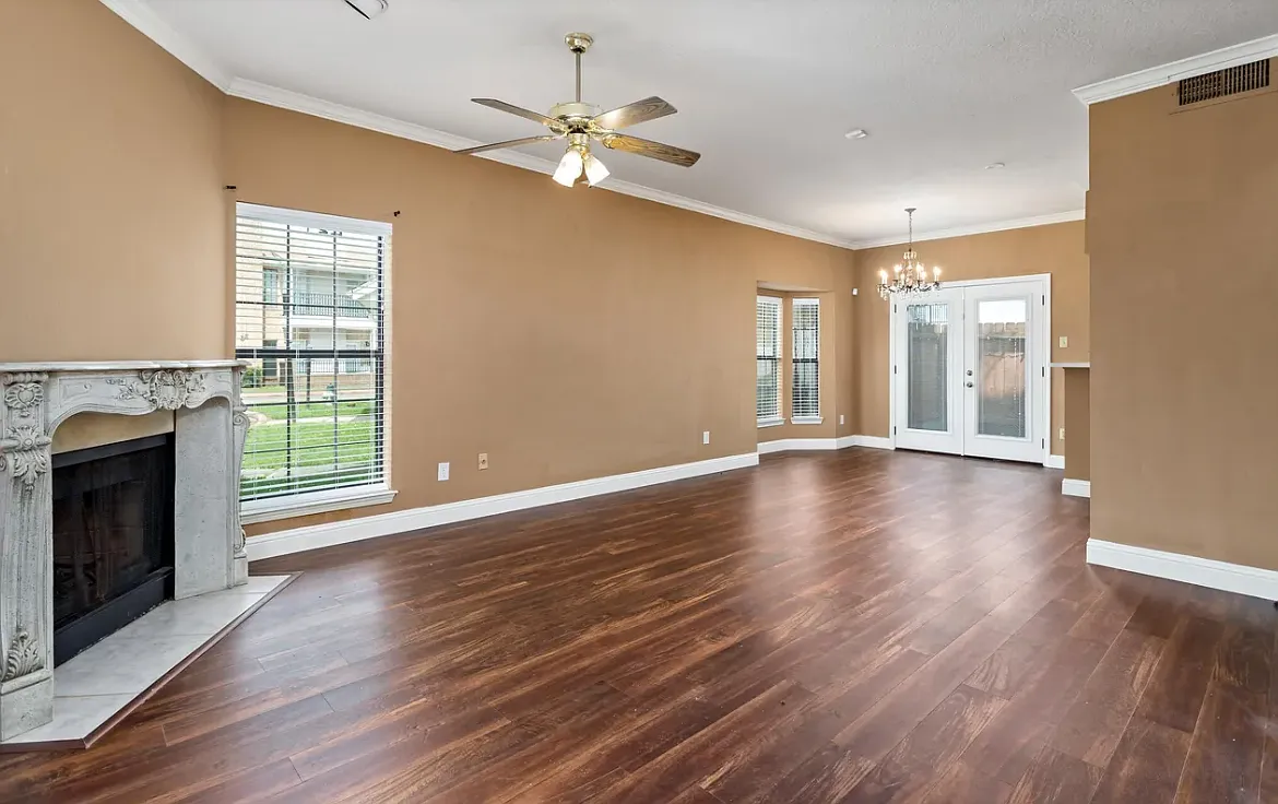 1620 Wellington Pl — Photo 3