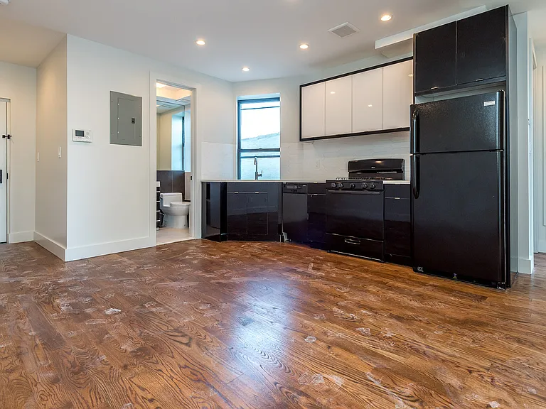 663 Hancock St #9 — Photo 1