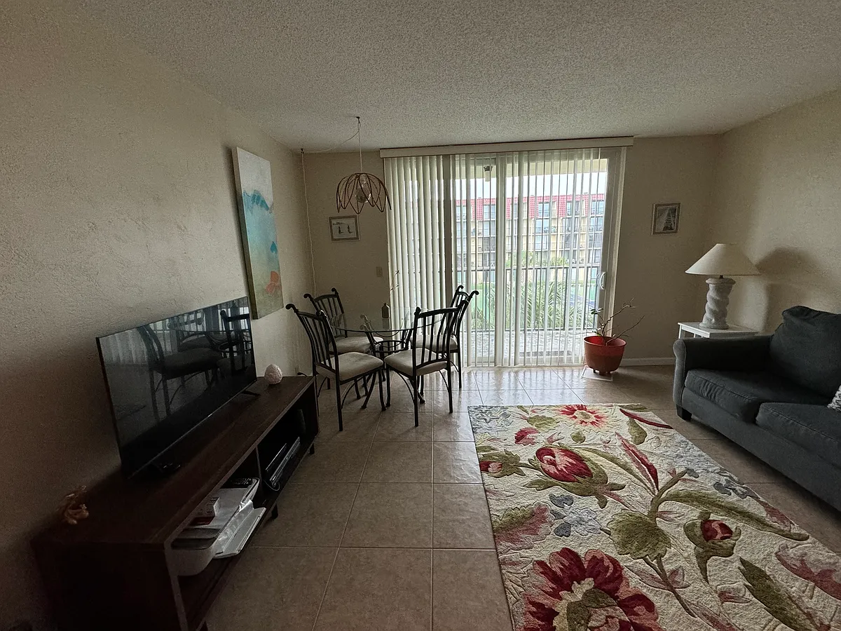 Living room - 1437 N Atlantic Ave #307