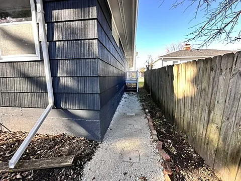 911 Broadway Ave — Photo 29