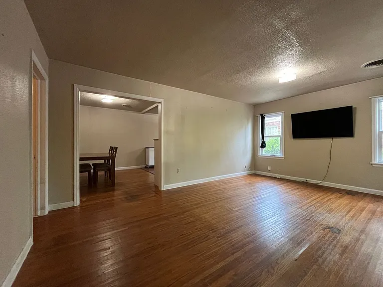 728 N Marion Ave — Photo 2