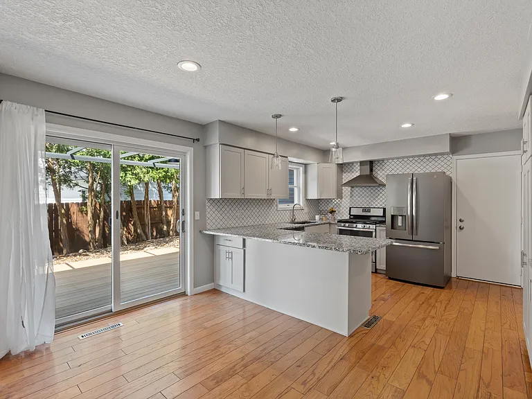 4690 Lindbergh Dr — Photo 14