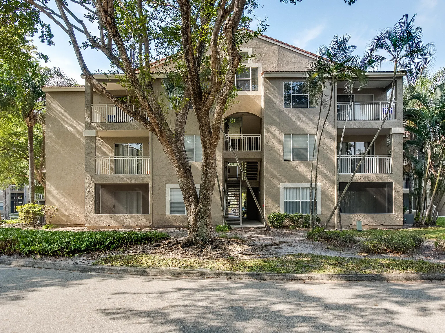 2 bed, 2.0 bath, 1042 sqft, $2,150 — Photo 2