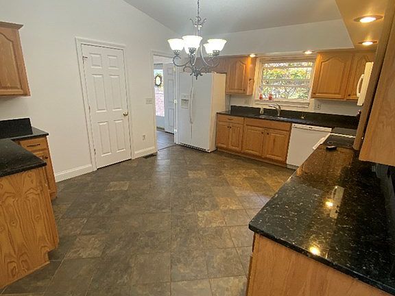 3rd image of 25 Oakwood Dr