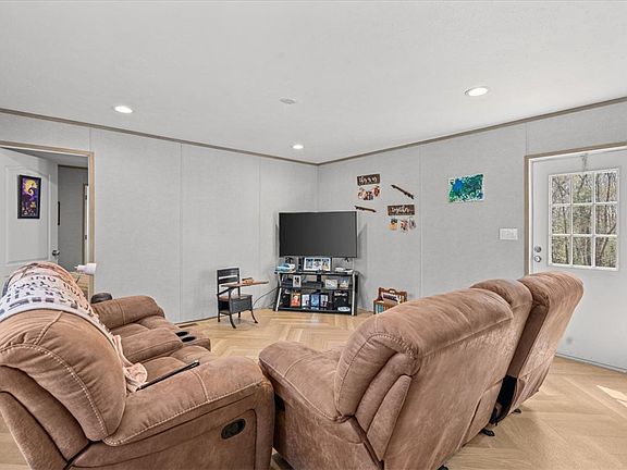 5th image of 126 Sir Lancelot Dr