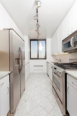 4th image of 145 W 67th St APT 39C