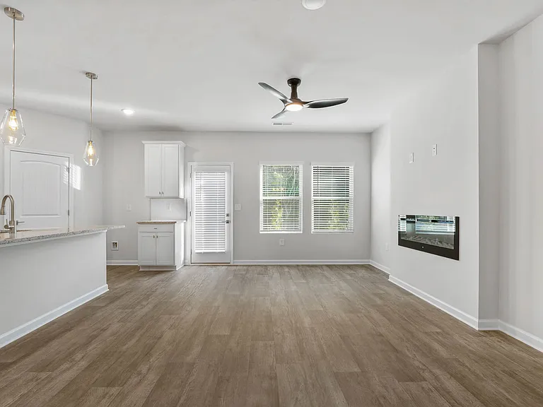 3640 Parkway James Dr — Photo 4