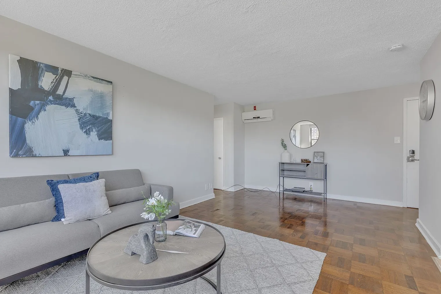 1 bed, 1.0 bath, 6189 sqft, $2,440 — Photo 4