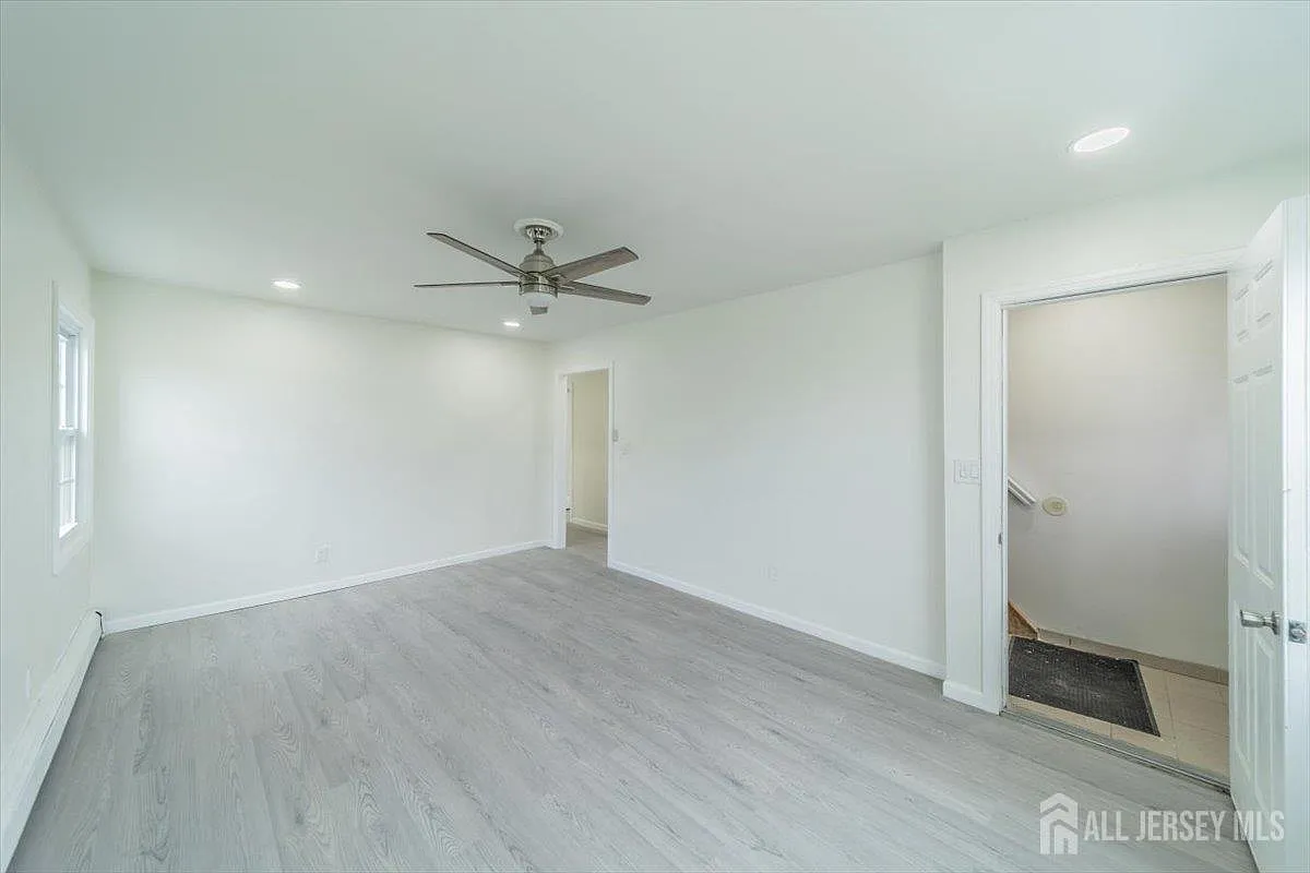 5 bed, 2.0 bath, 1976 sqft, $4,200 — Photo 4