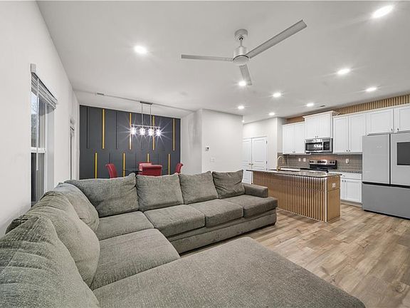 3rd image of 32 Huntley Trce