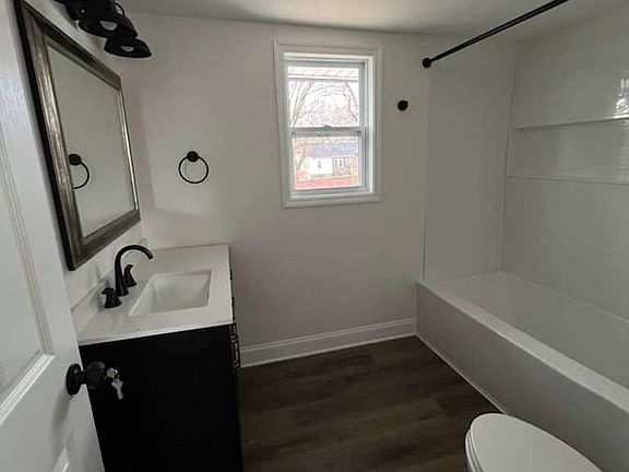 3rd image of 2827 E 5th Ave Room A