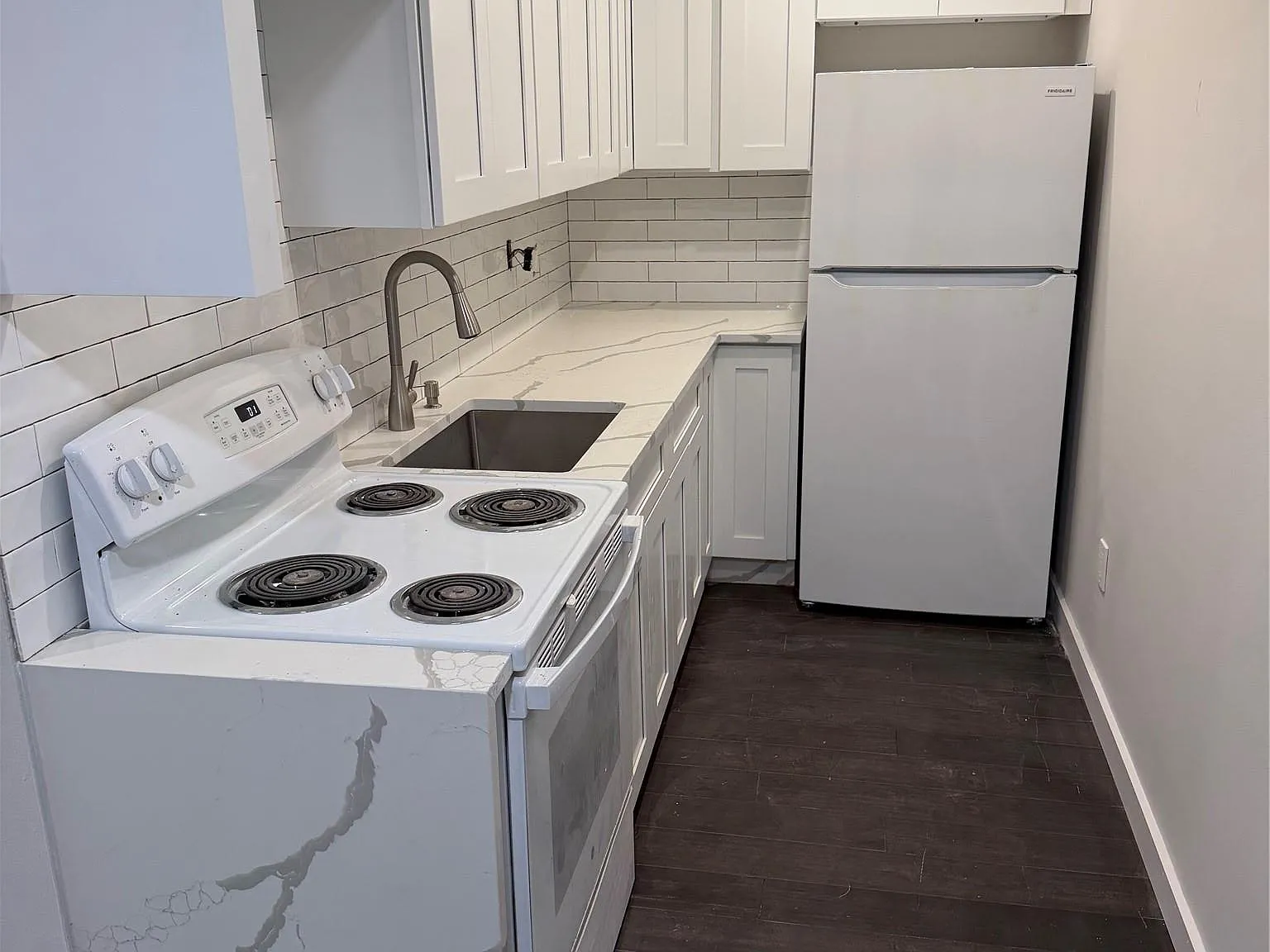 1 bed, 1.0 bath, 800 sqft, $2,100 — Photo 2