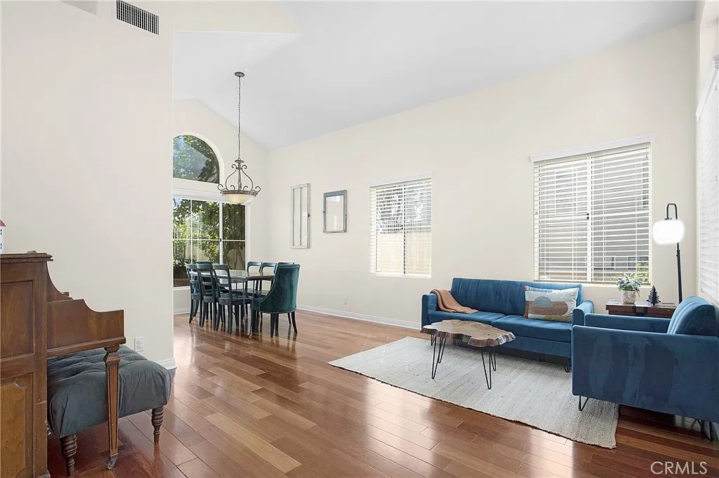 4 bed, 2585 sqft, $5,850 — Photo 4