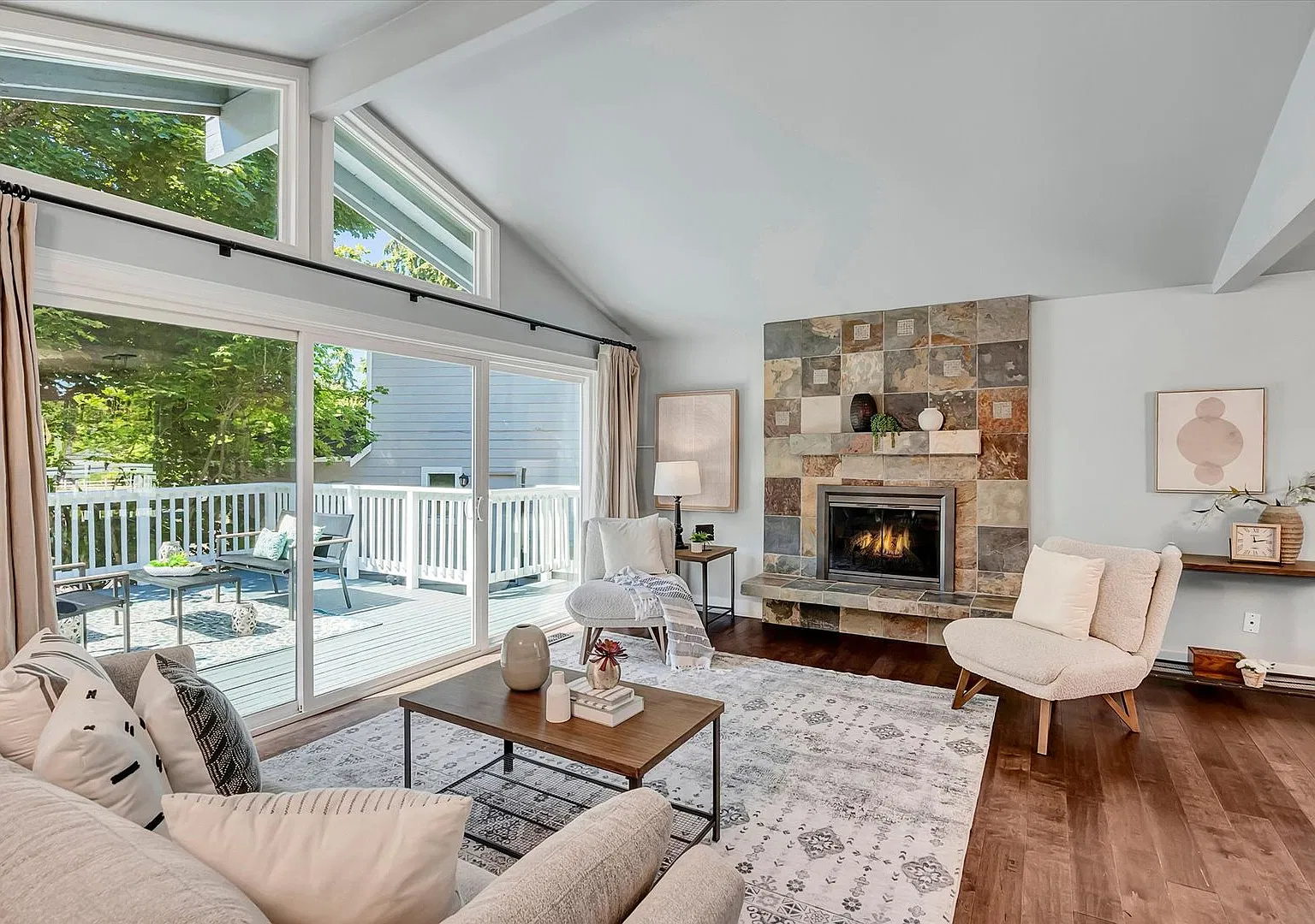 4Bd/2.5Ba Bothell Home — Photo 4