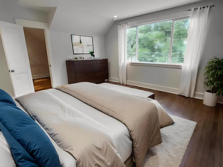 Large primary bedroom.