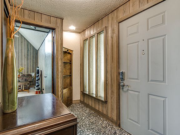 4th image of 113 Lakeside Ln