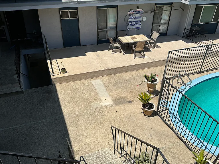 326 W Queen St — Photo 12