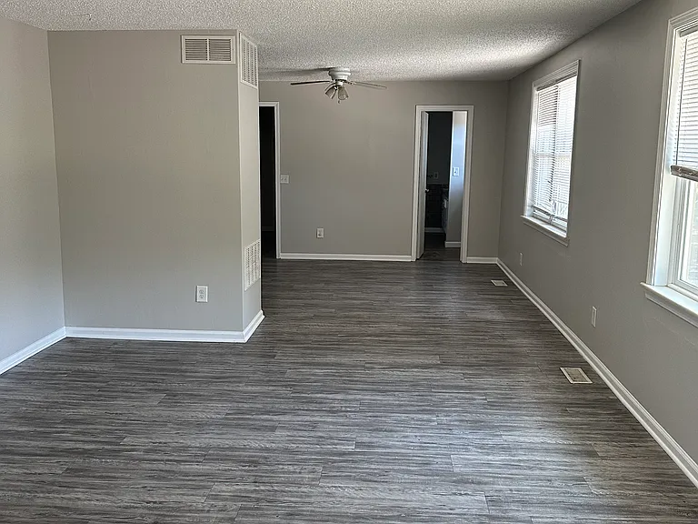 748 S Poplar St — Photo 11