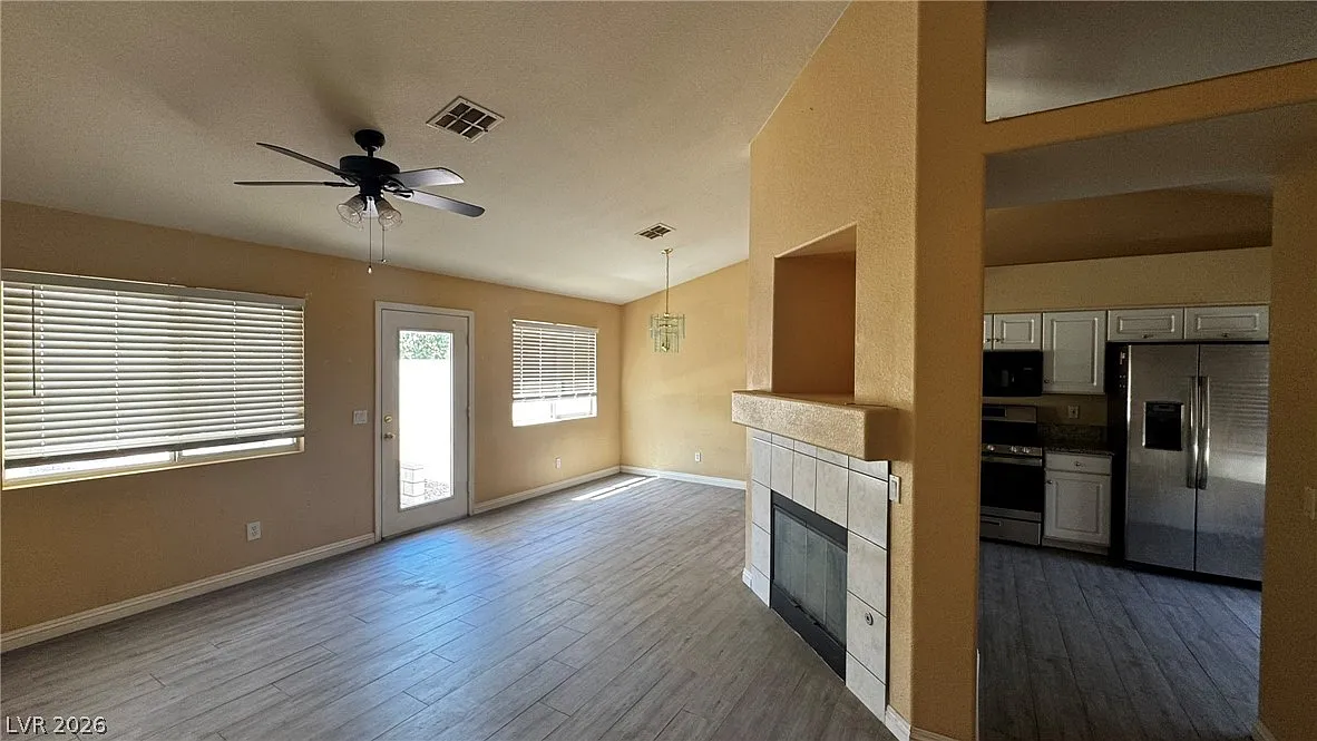 3 bed, 2.0 bath, 1266 sqft, $2,098 — Photo 3