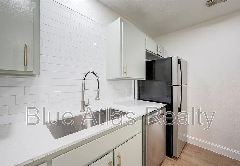 805 W Chambers St #B — Photo 5