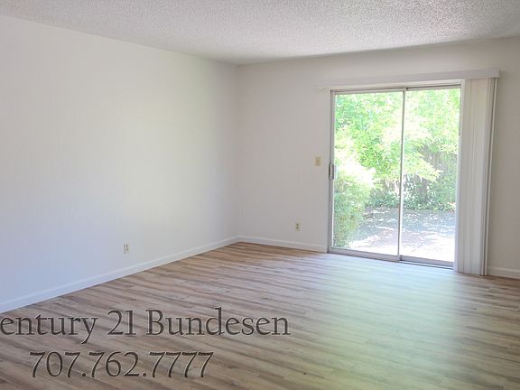 4th image of 917 Holly Ln