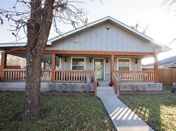 813 East St, Graham, TX 76450