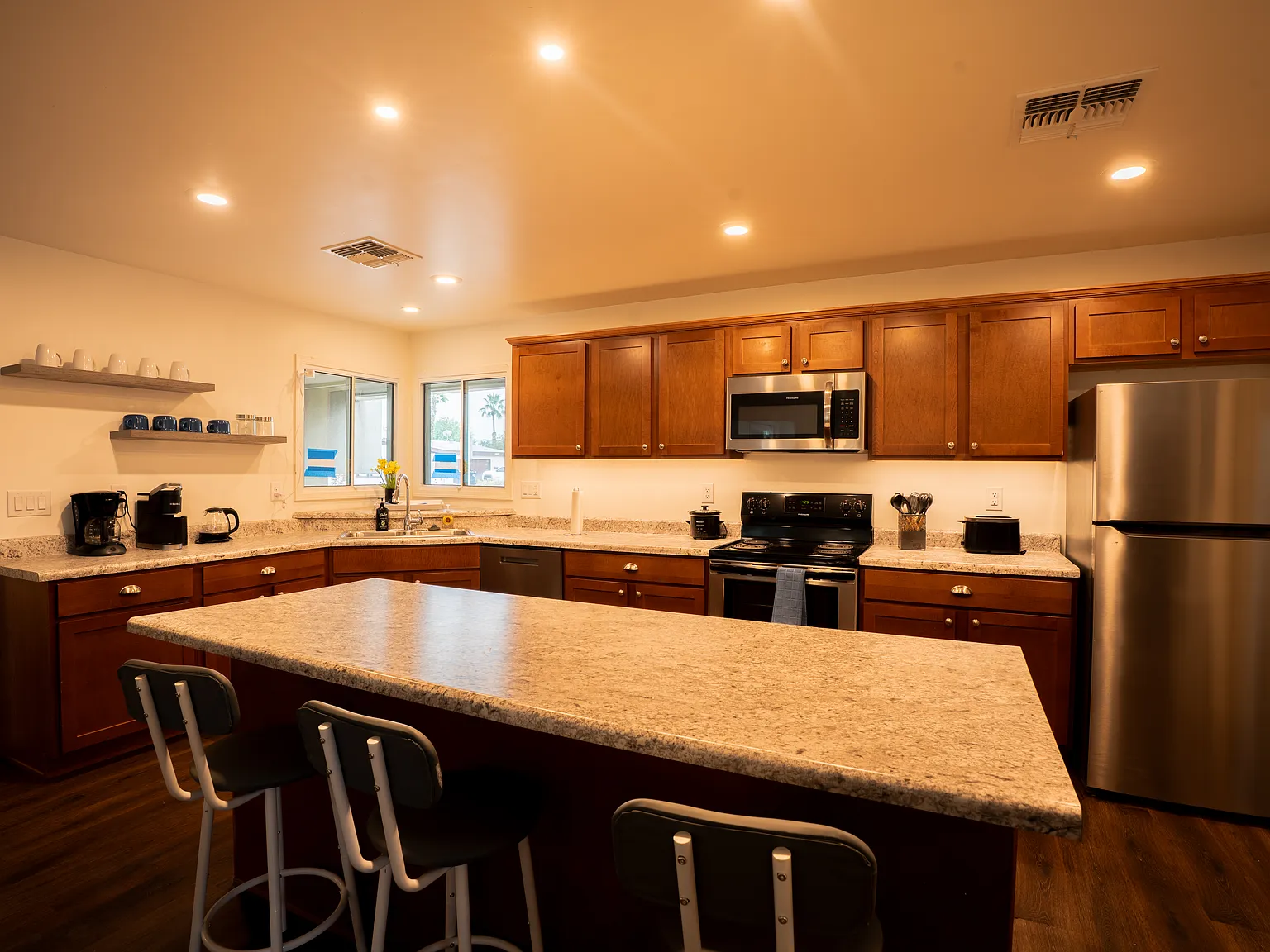7 bed, 2765 sqft, $675 — Photo 2