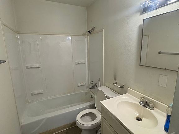 5th image of 553 Sassafras Ave