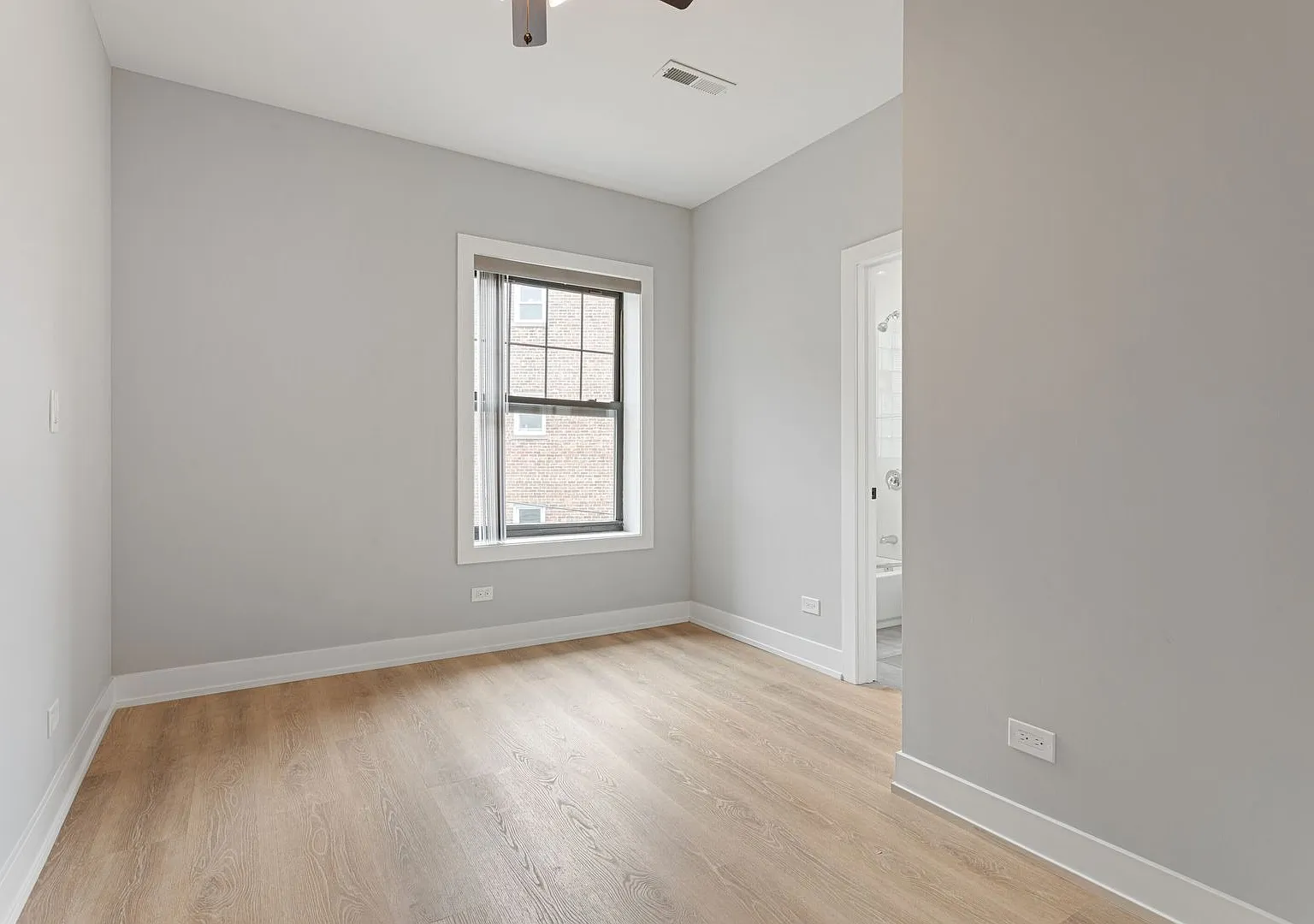 3 bed, 901 sqft, $2,995 — Photo 4