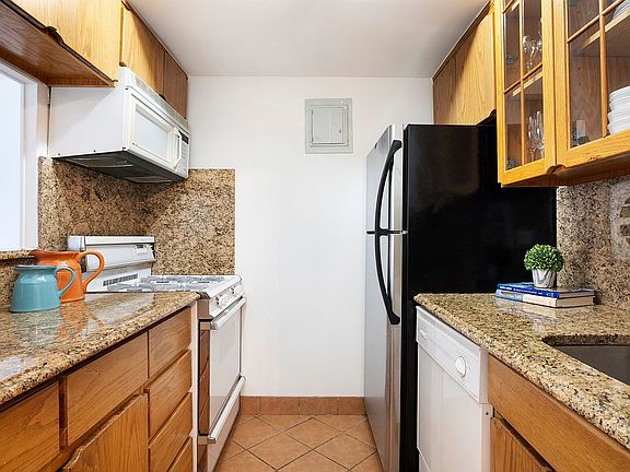 4th image of 201 E 66th St APT 17D