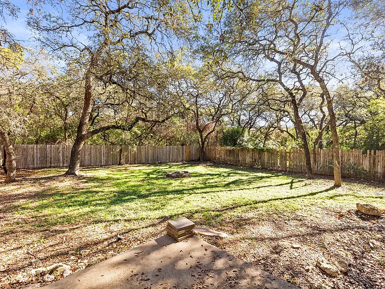 9807 Hundred Oaks Cir #B — Photo 23