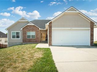 1211 NW Baytree Dr, Grain Valley, MO 64029