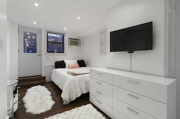 Rented by Avenues Real Estate | media 19