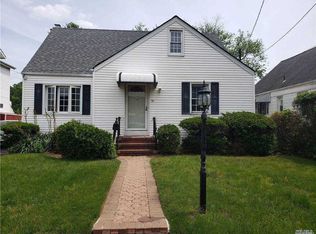 38 Essex Pl, Valley Stream, NY 11580