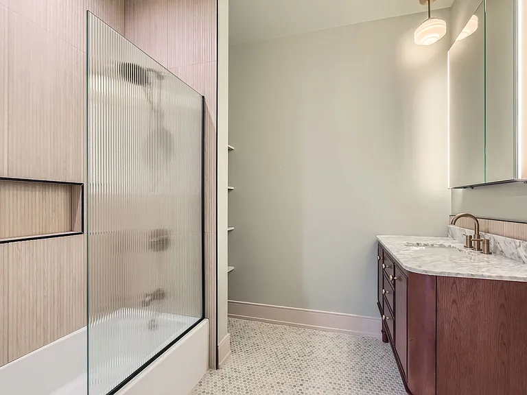 2704 W Argyle St #G — Photo 7
