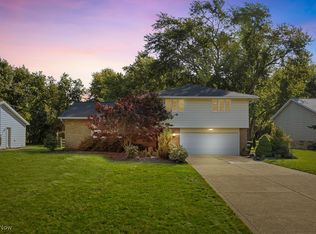 901 Belwood Dr, Highland Heights, OH 44143