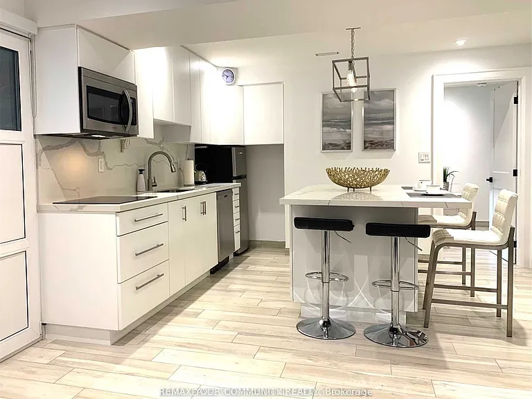 7 Van Dusen Blvd — Photo 5