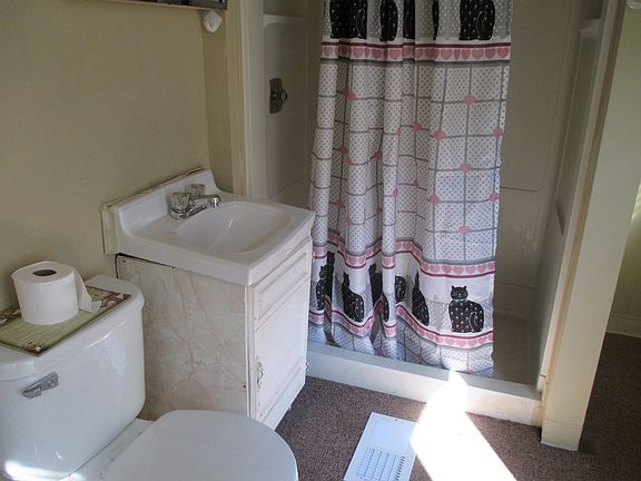 3rd image of 105 Chestnut St