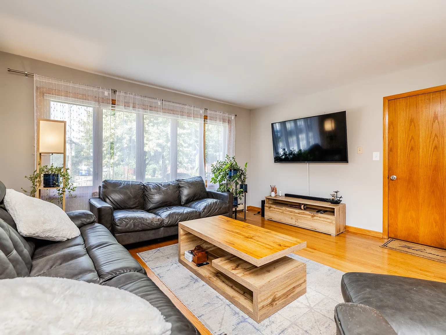 3 bed, 1300 sqft, $2,000 — Photo 2