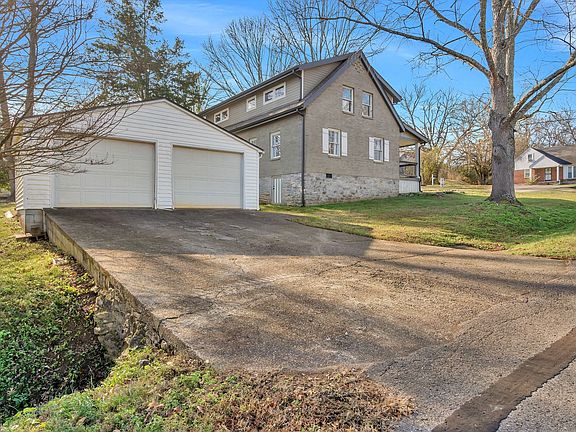 3rd image of 1711 Sherwood Ln