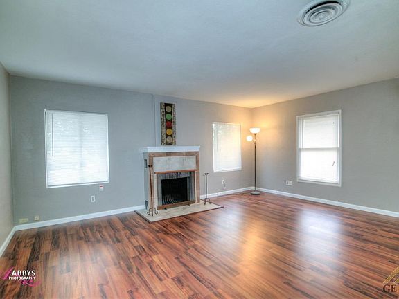 3rd image of 2404 Chester Ln
