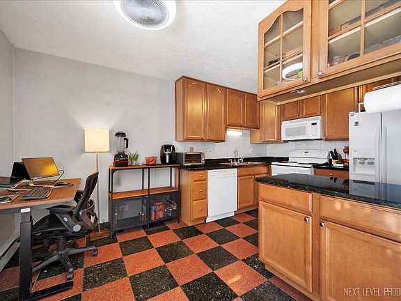 2nd image of 2205 Arbor Cir APT 8