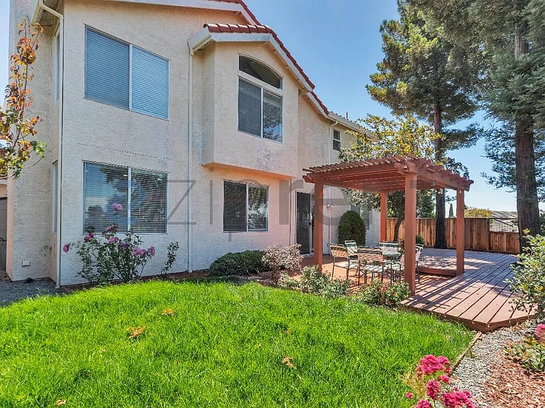1001 Sandhurst Dr — Photo 36