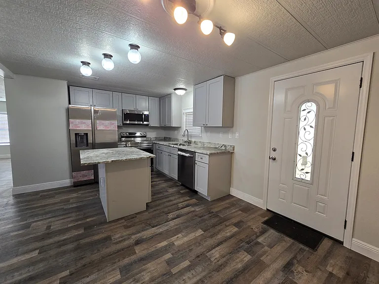 2875 Bay Ave — Photo 4