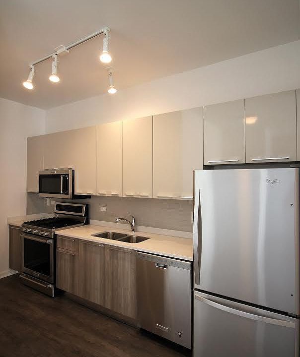 2nd image of 931 W Dakin St #306
