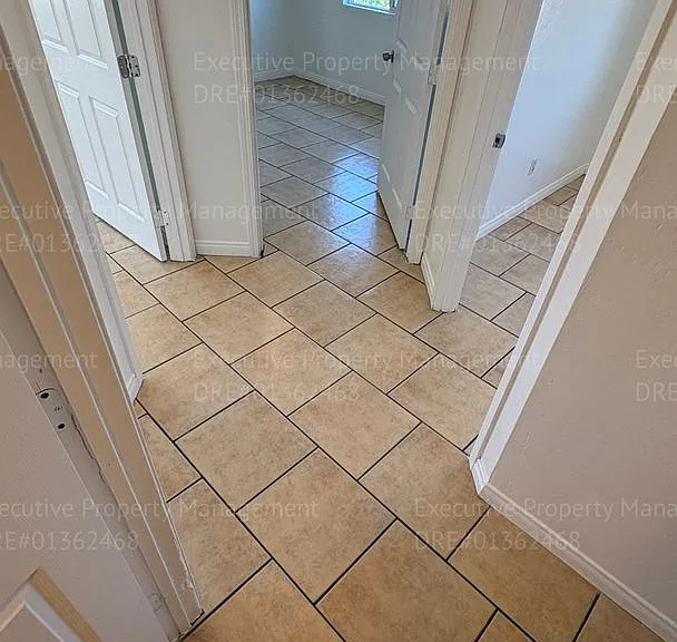 3017 Potomac Ave — Photo 10